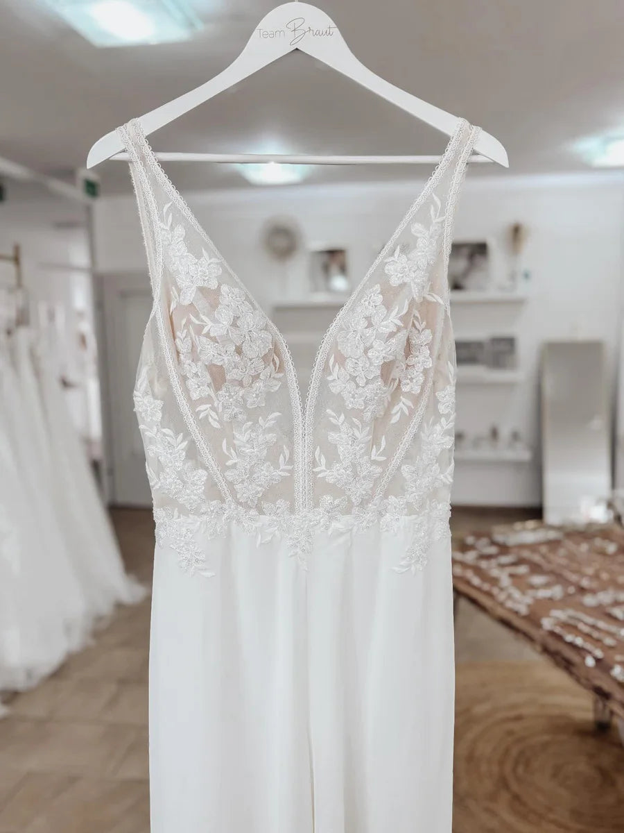 Wedding Jumpsuit Beach Boho Bridal Suit, Be the epitome of boho chic on your special day with our Beach Boho Wedding Jumpsuit.