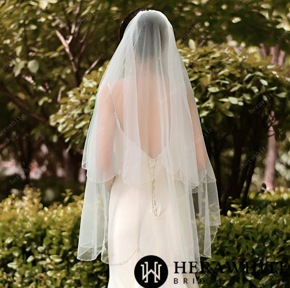 Velo de novia de dos niveles con cuentas y largo hasta la punta de