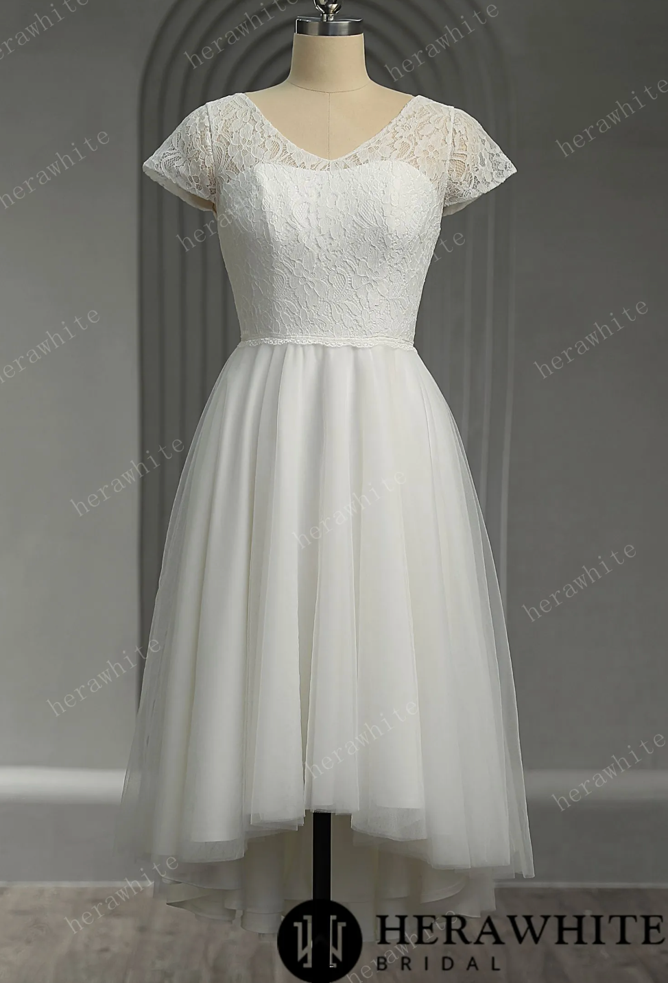 Mini Short Wedding Dress Floral Lace Tulle No Train, The lace bodice features simple floral patterns and delicate details, adding a touch of elegance and femininity.