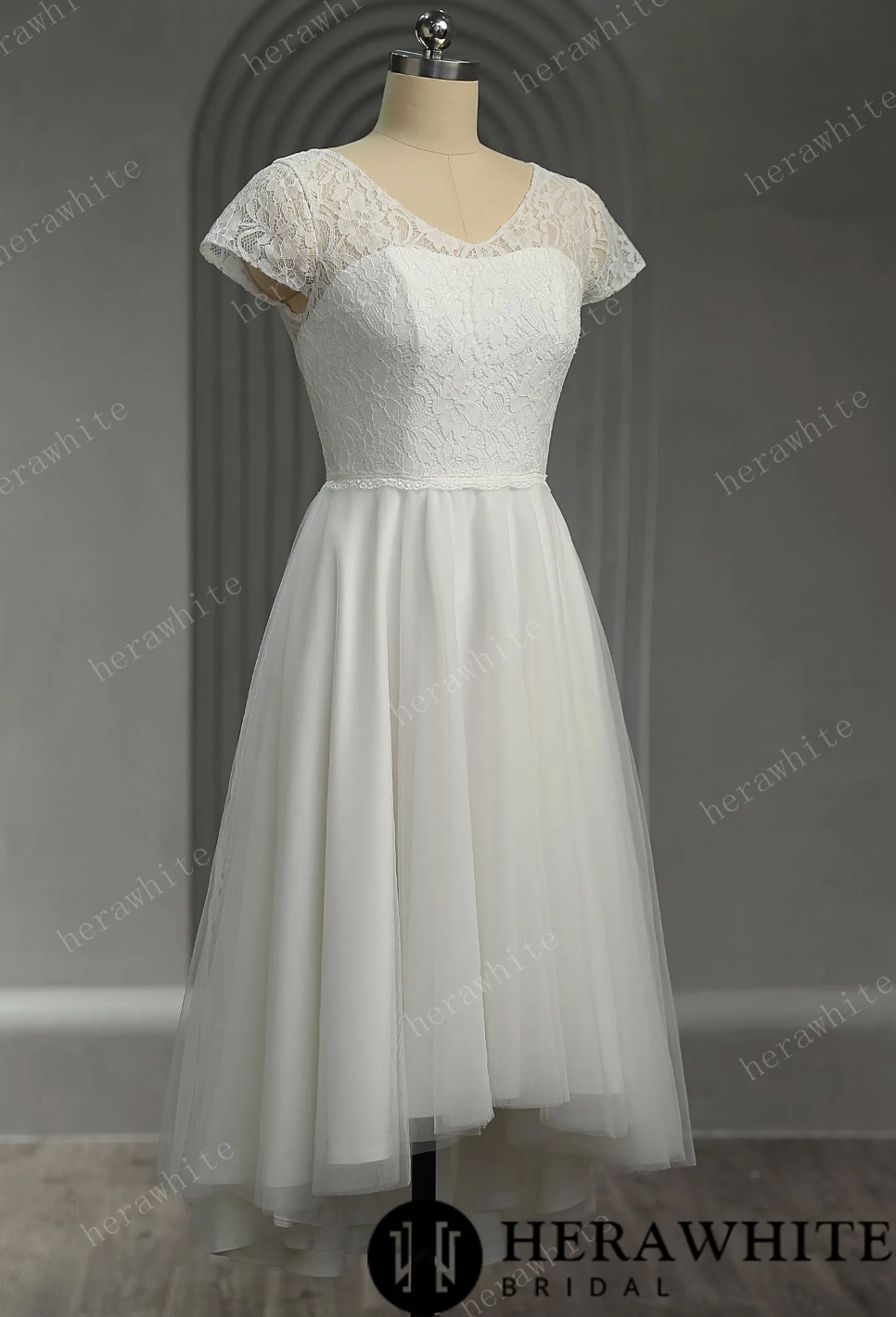Mini Short Wedding Dress Floral Lace Tulle No Train, The lace bodice features simple floral patterns and delicate details, adding a touch of elegance and femininity.