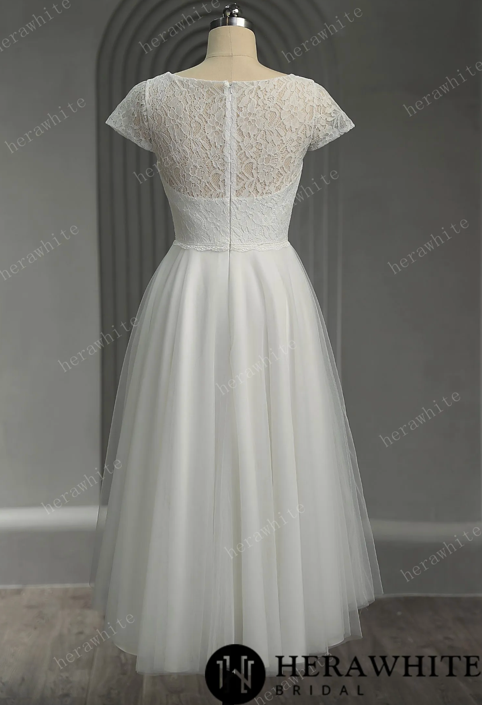 Mini Short Wedding Dress Floral Lace Tulle No Train, The lace bodice features simple floral patterns and delicate details, adding a touch of elegance and femininity.