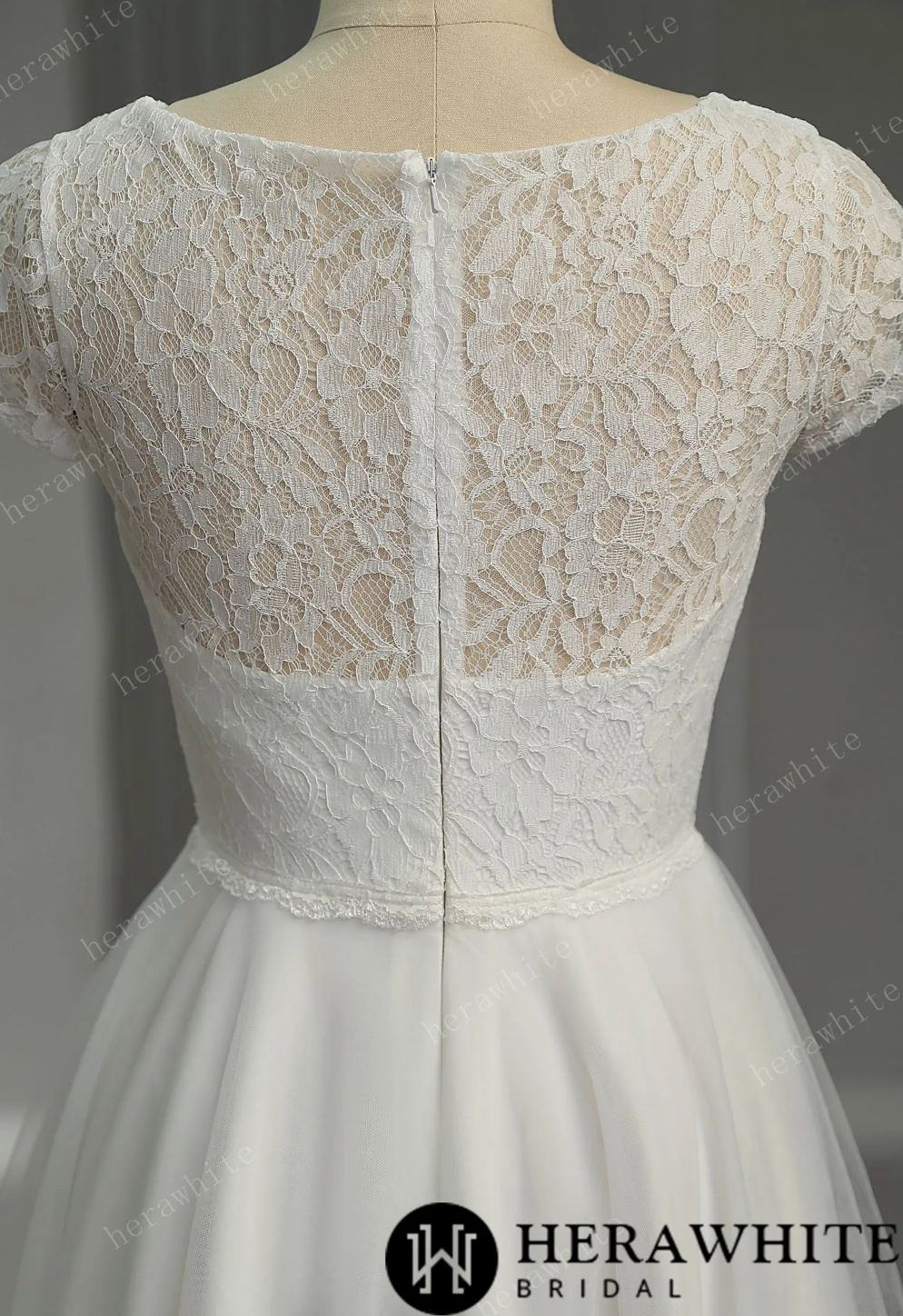 Mini Short Wedding Dress Floral Lace Tulle No Train, The lace bodice features simple floral patterns and delicate details, adding a touch of elegance and femininity.