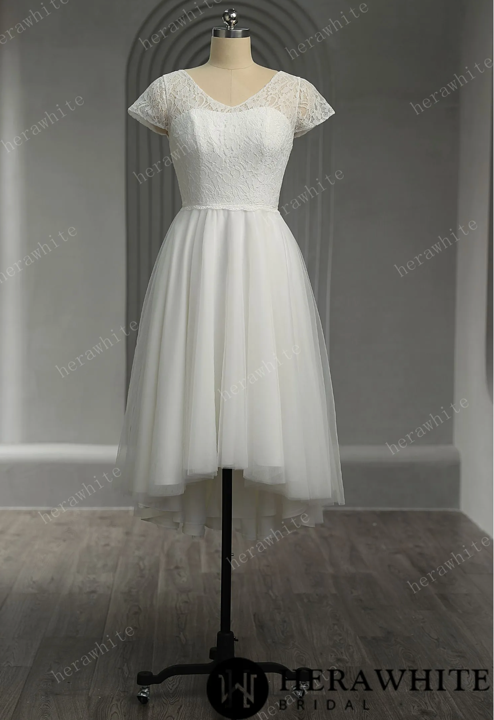 Mini Short Wedding Dress Floral Lace Tulle No Train, The lace bodice features simple floral patterns and delicate details, adding a touch of elegance and femininity.