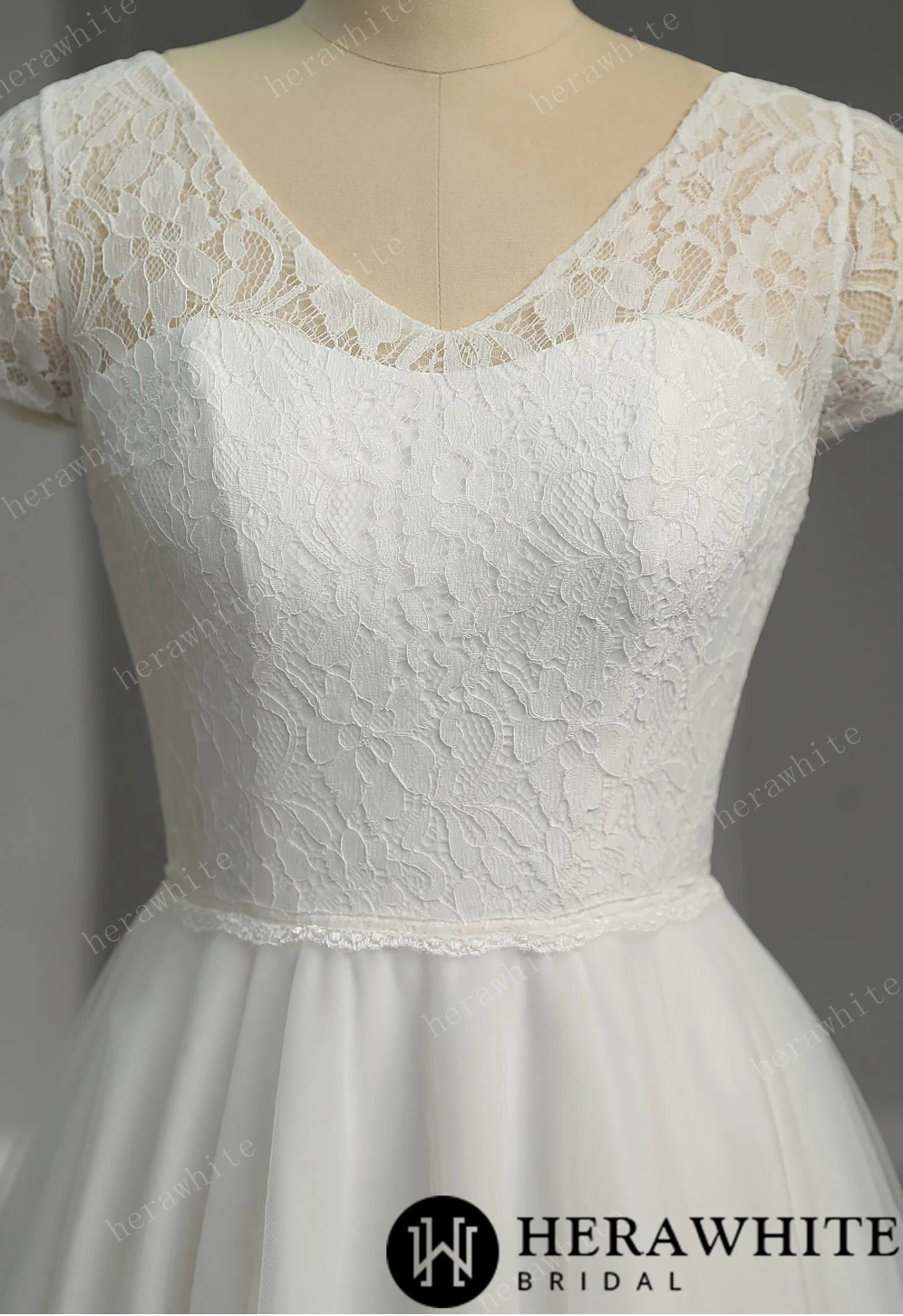 Mini Short Wedding Dress Floral Lace Tulle No Train, The lace bodice features simple floral patterns and delicate details, adding a touch of elegance and femininity.