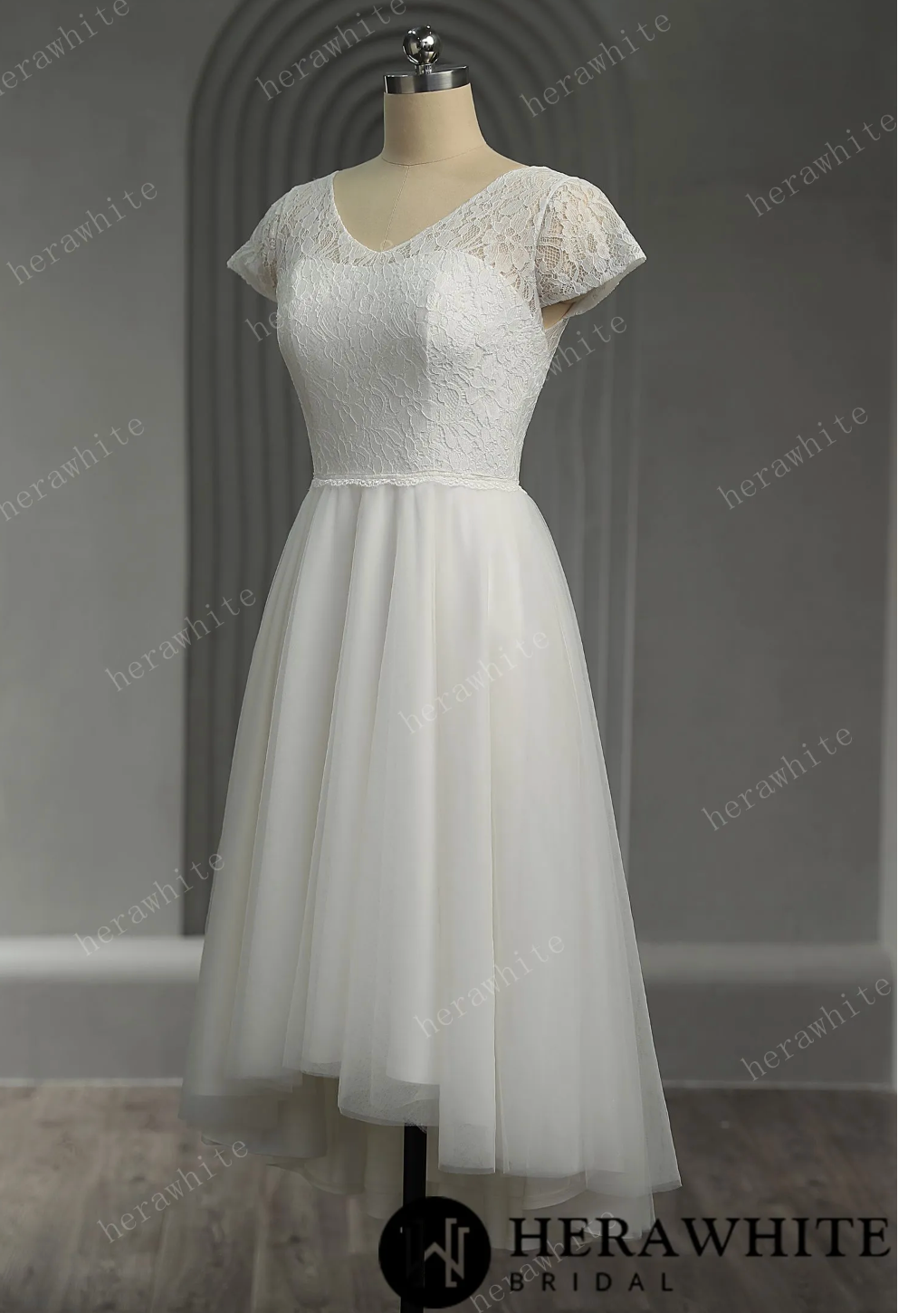 Mini Short Wedding Dress Floral Lace Tulle No Train, The lace bodice features simple floral patterns and delicate details, adding a touch of elegance and femininity.
