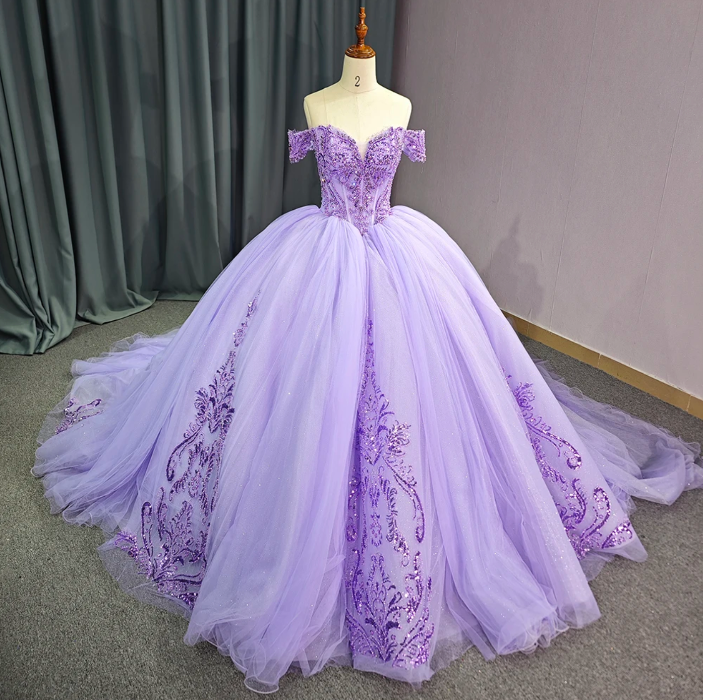 Vestido de quinceañera con escote corazón morado brillante