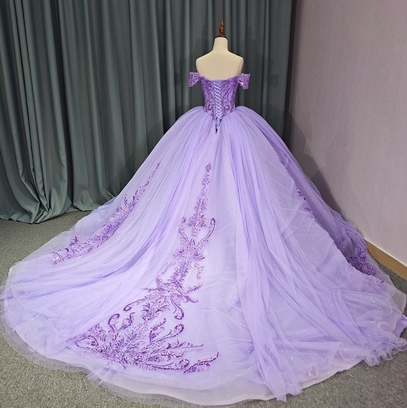Vestido de quinceañera con escote corazón morado brillante