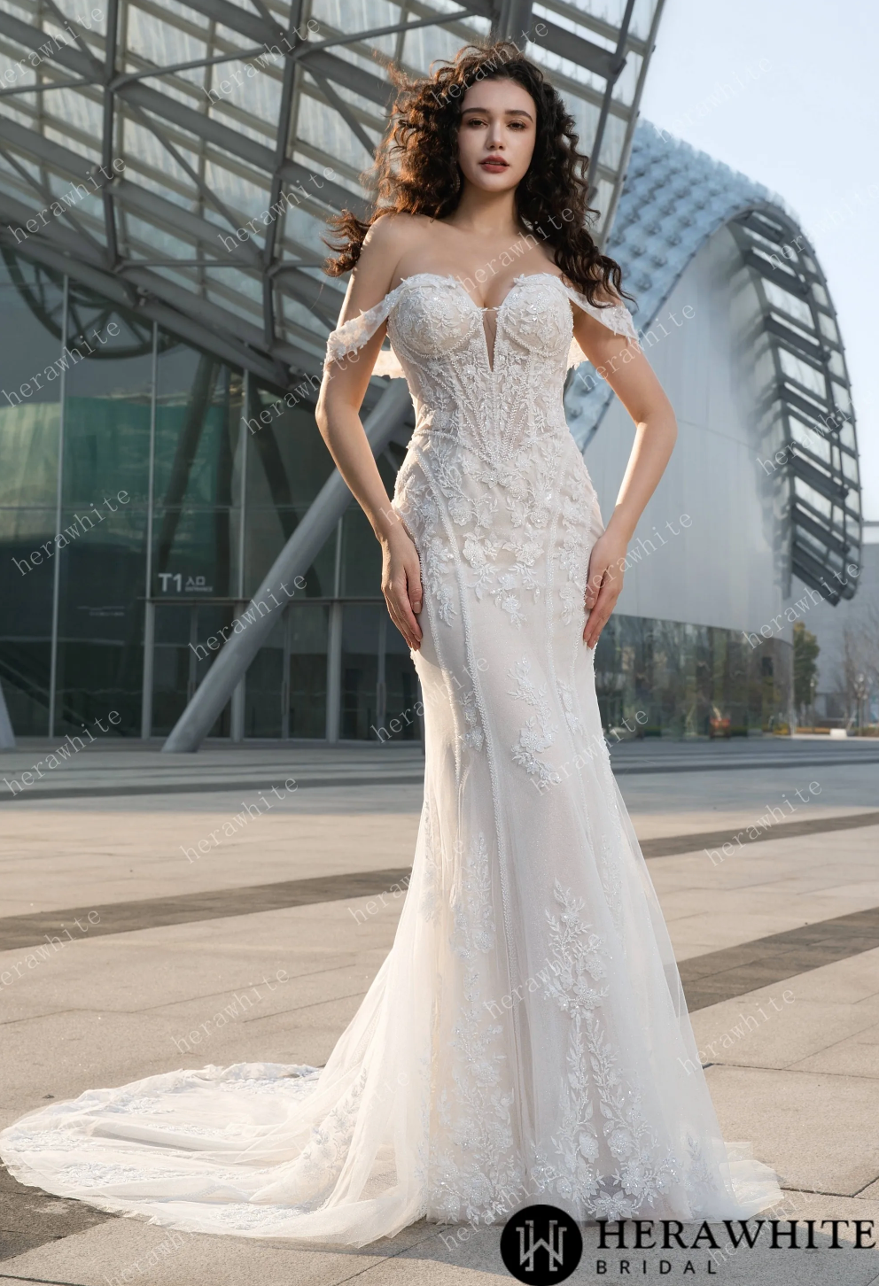 Encantador vestido de novia con hombros descubiertos y cola