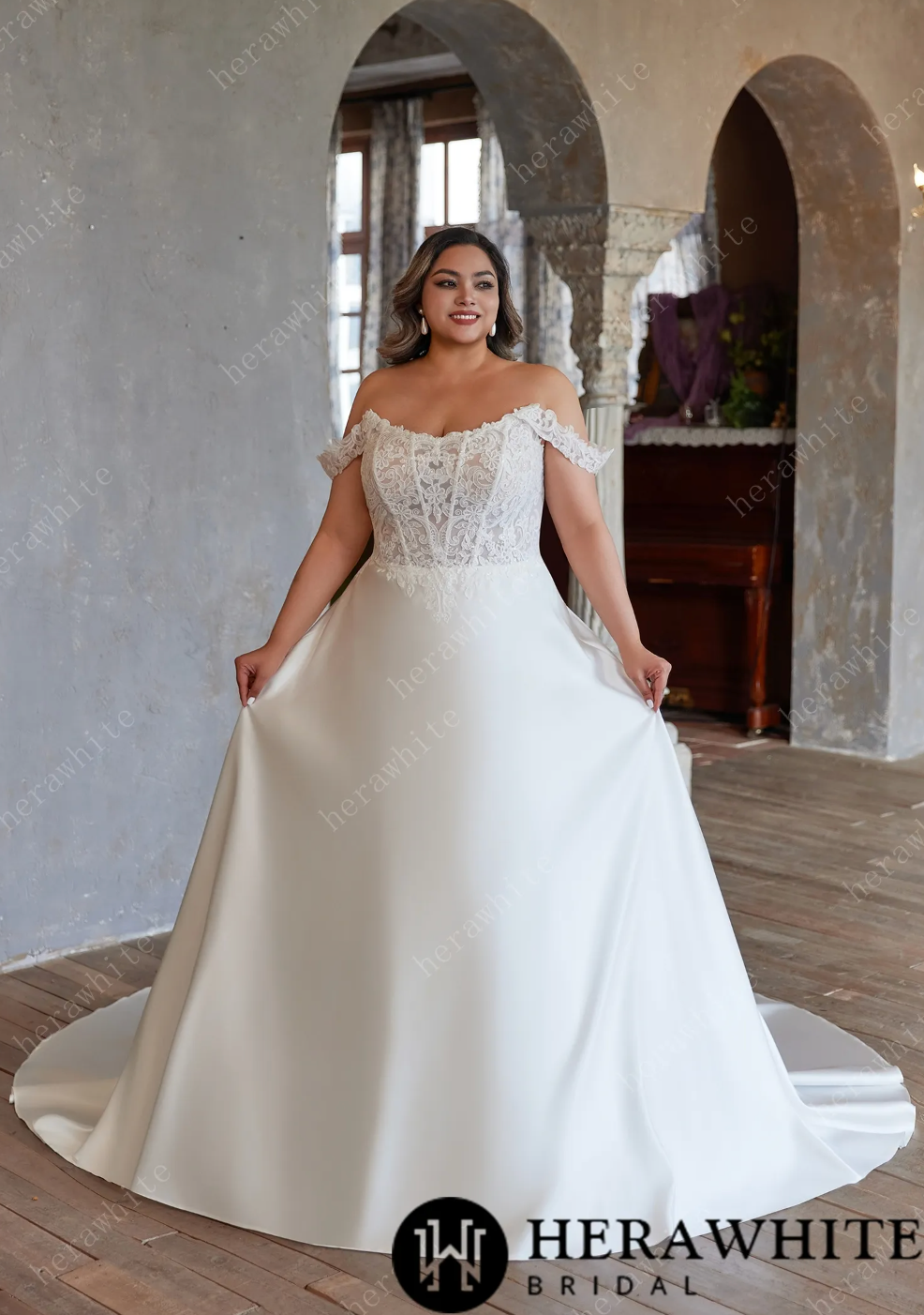 Vestido de novia moderno y glamoroso con hombros descubiertos, abertura  hasta el muslo y delicadas mangas de encaje., image size:986x1402
