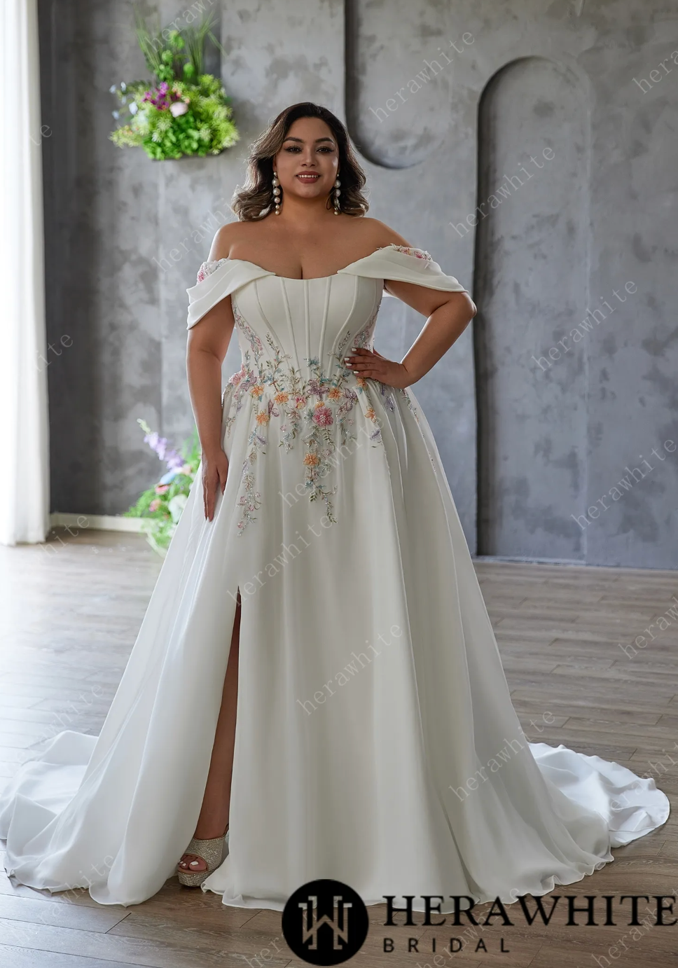 Vestido de novia moderno y glamoroso con hombros descubiertos