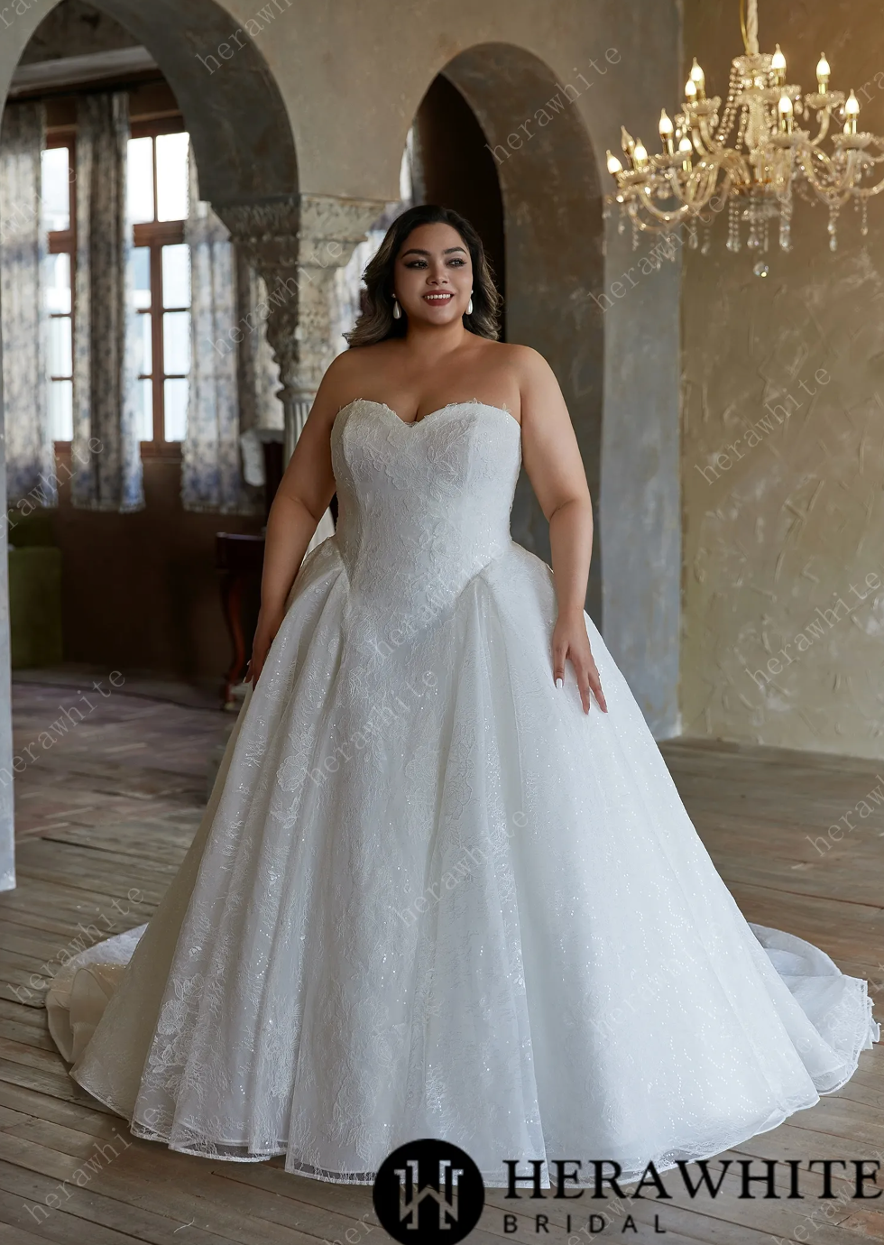 Vestido de novia moderno y glamoroso con hombros descubiertos, abertura  hasta el muslo y delicadas mangas de