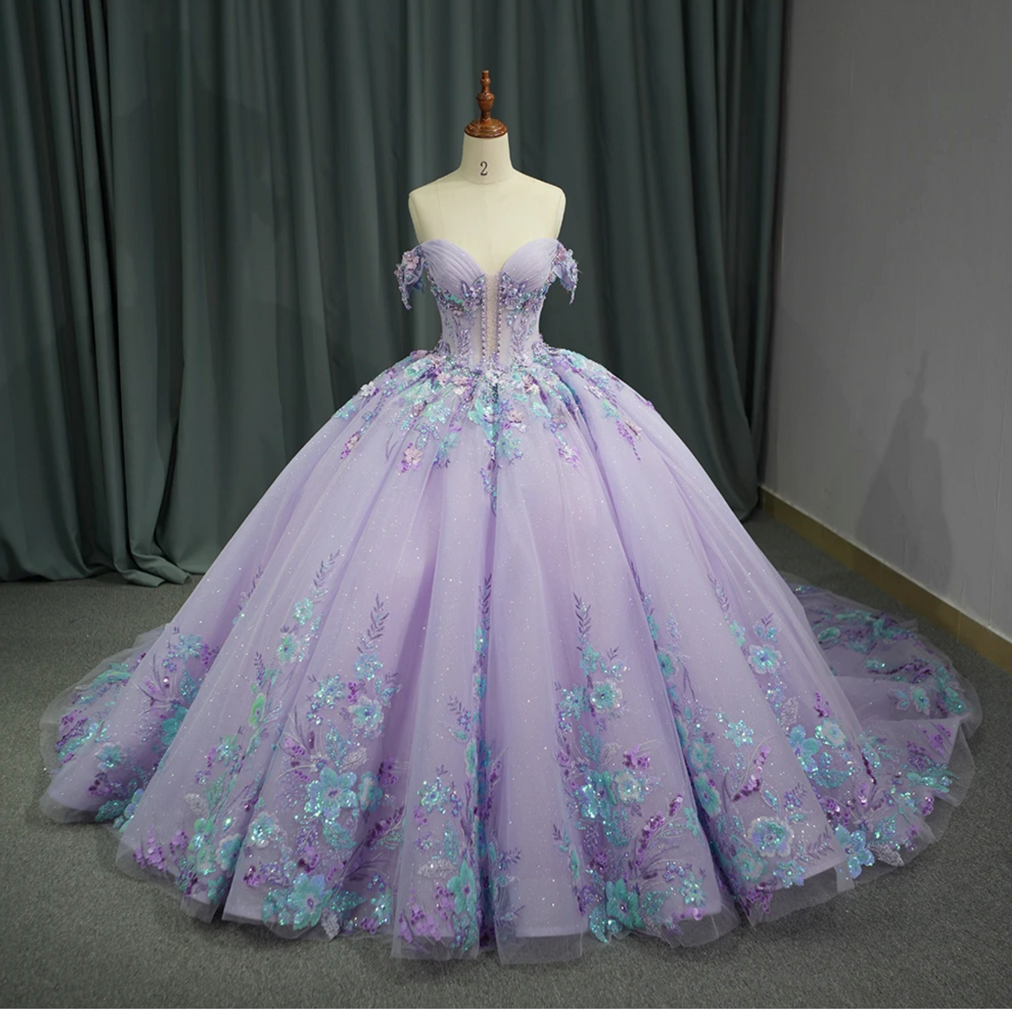 Vestido de quinceañera con flores moradas de princesa