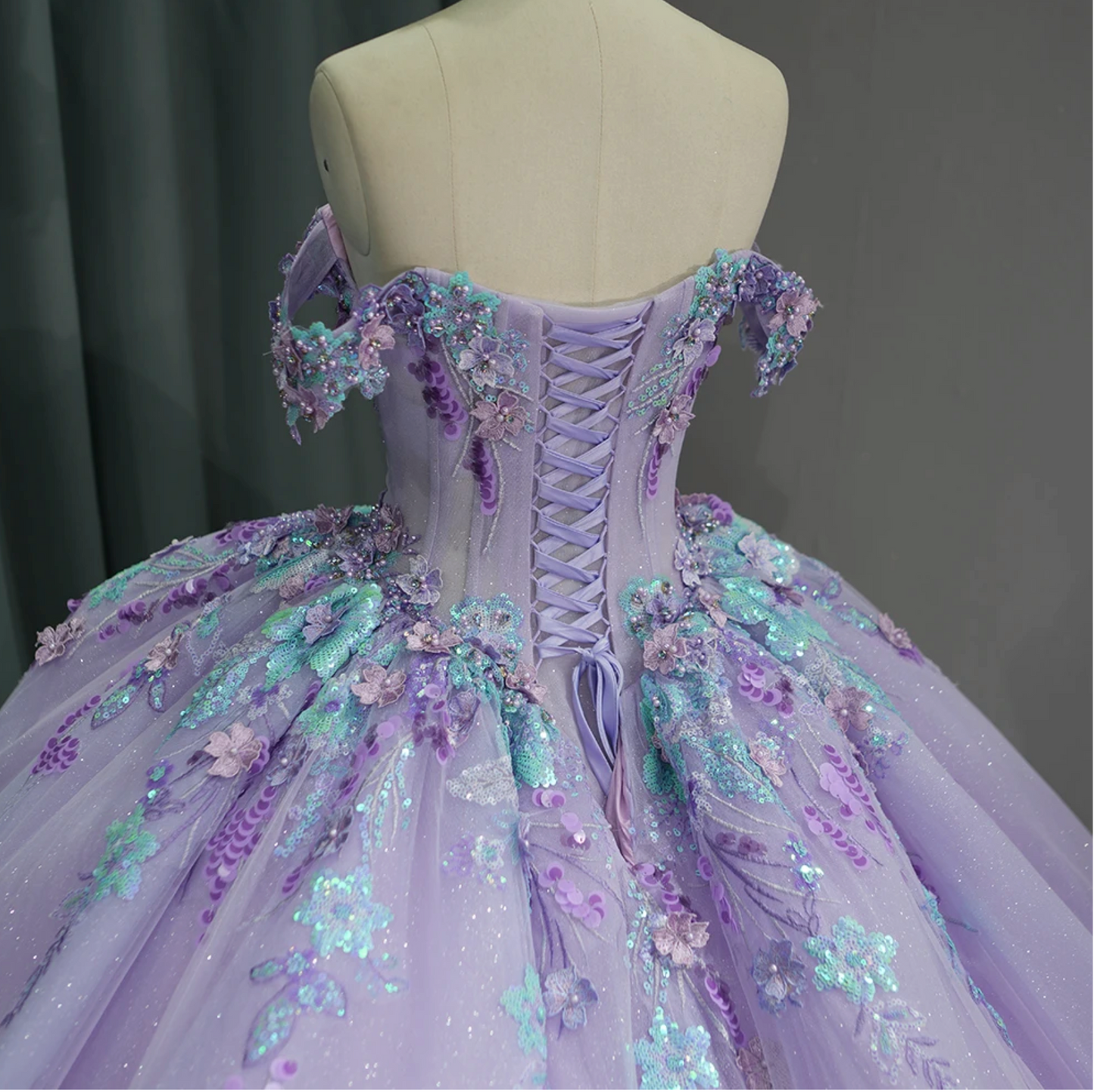 Vestido de quinceañera con flores moradas de princesa