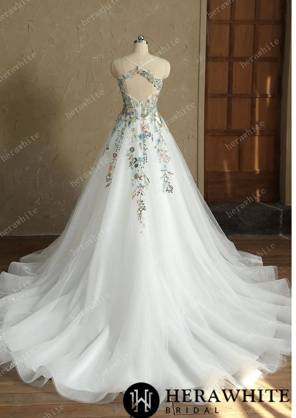 Vestido de novia color marfil con escote en V misterioso, tirantes