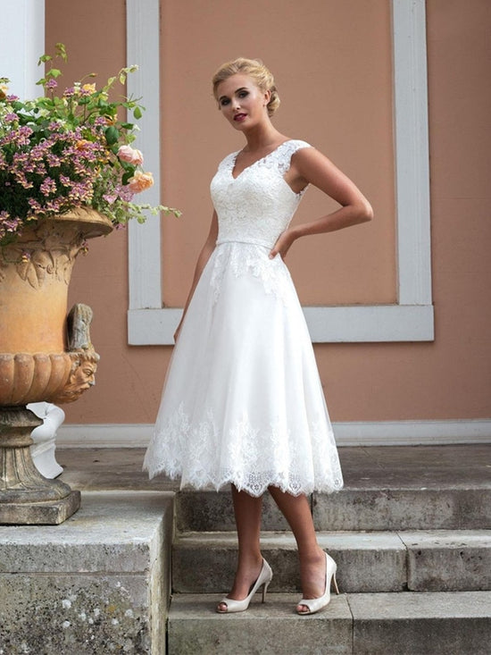 Elegant A Line Short Wedding Dress Sleeveless Lace Tea-Length Tulle Bridal Dress