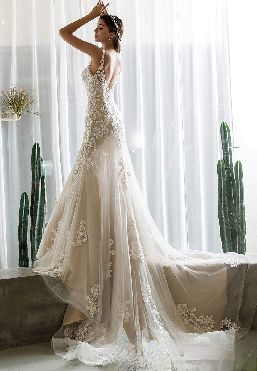 Vintage Lace Fit And Flare Wedding Dress With Court Train – Tullelux 