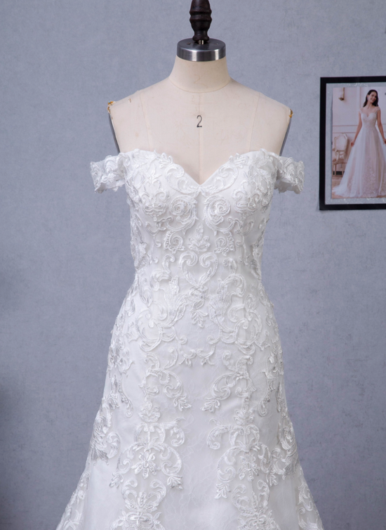 Sweetheart Neckline Chapel Train With Embroidery Lace Bridal Gown