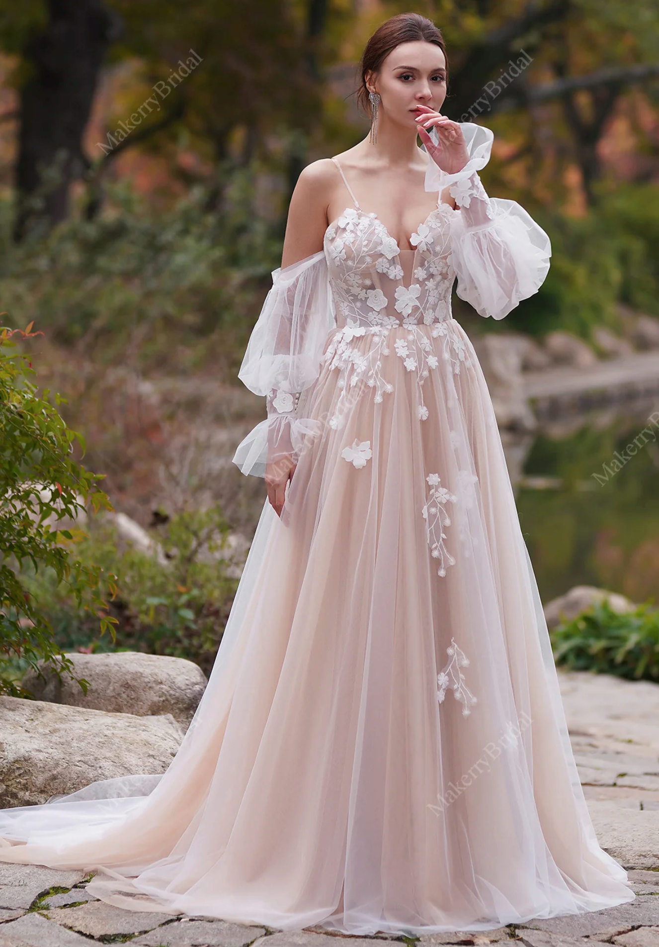 Wedding Dress Tulle A-Line Bridal Gown with 3D Lace, The sweetheart neckline with a subtle V shape offers a contemporary yet refined touch.
