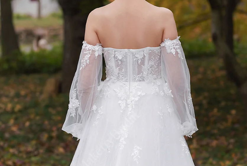 Three-Dimensional Floral Lace Appliques Beaded Wedding Gown