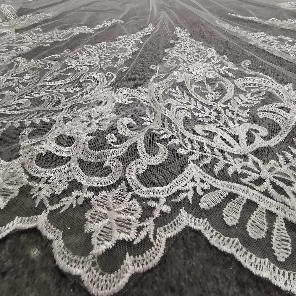 
                      
                        Luxury Long Lace Bridal Wedding Veil with Comb 3.5 Meters Wedding Accessories
                      
                    