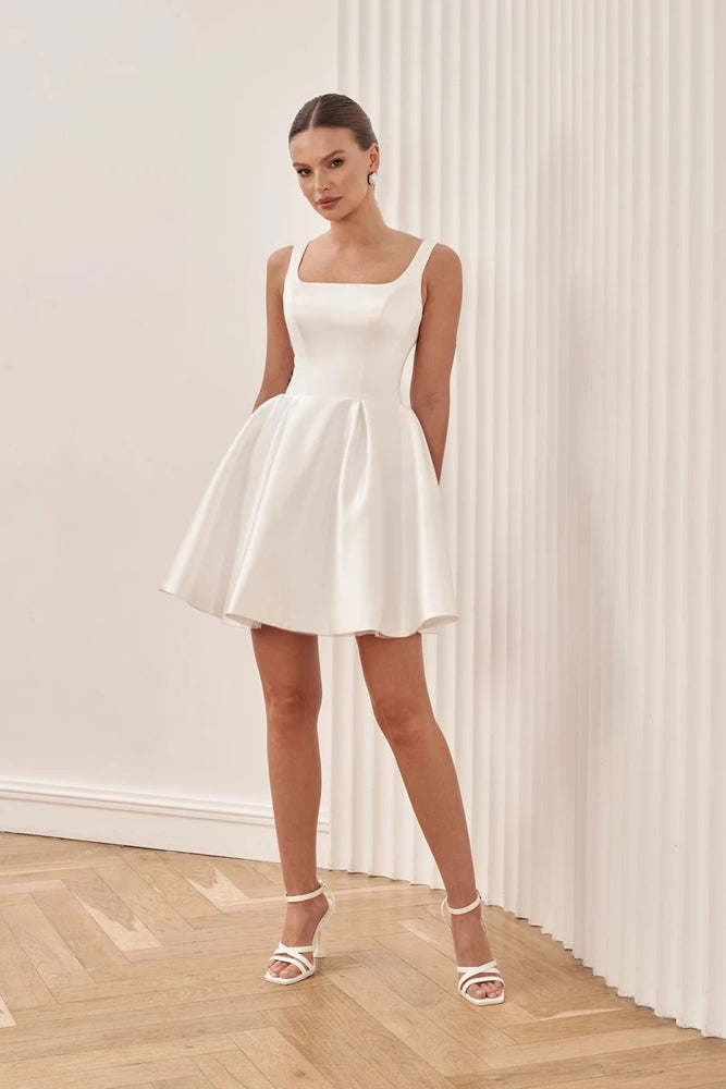 
                      
                        Satin Short Wedding Dress Square Collar Bridal Gown
                      
                    