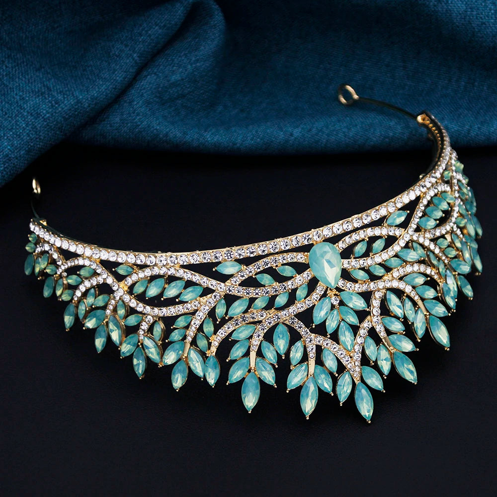 
                      
                        Luxury necklace with turquoise stones and gold accents on a dark background
                      
                    