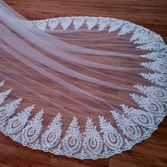 Load image into Gallery viewer, Charming 3M Gold/White Cathedral Veil Lace Trim Wedding Bridal Veil
