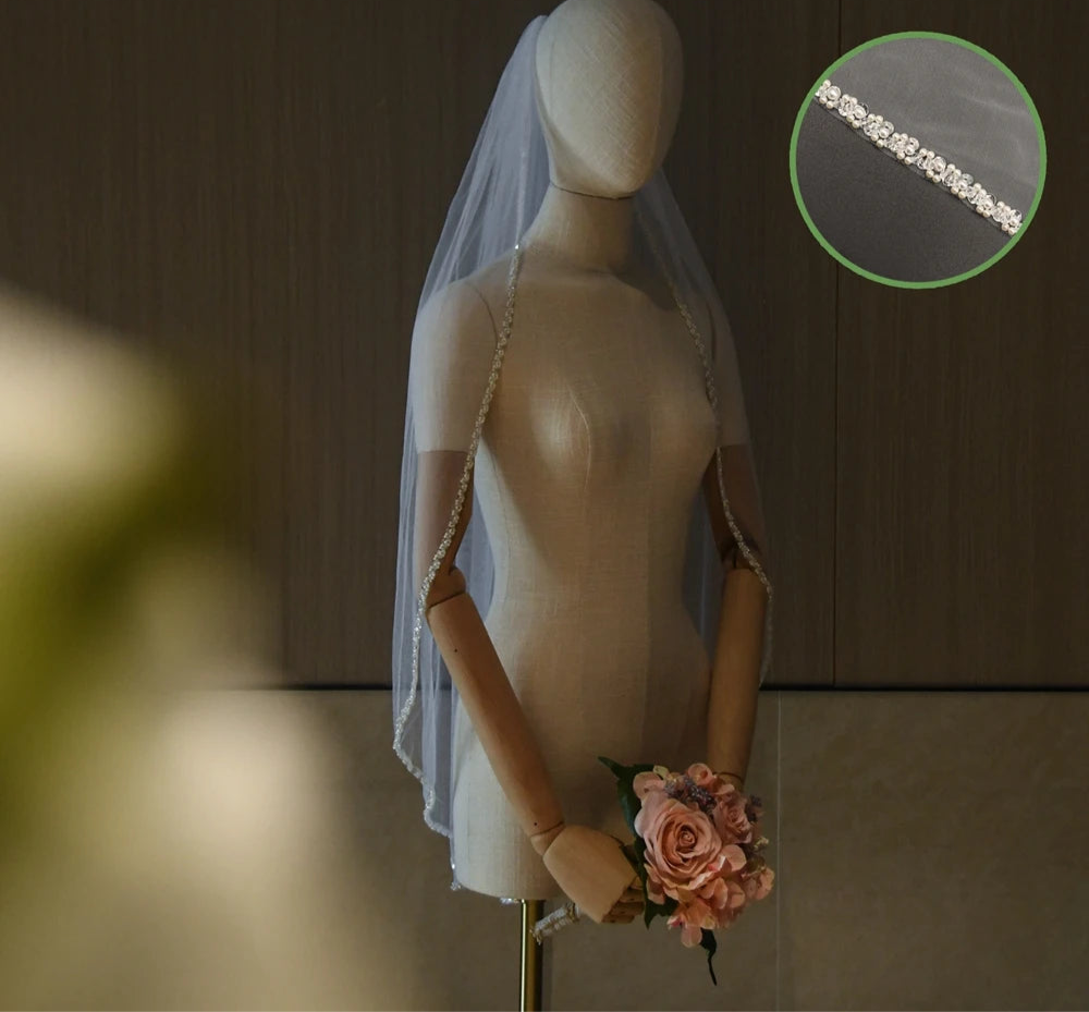 
                      
                        Mannequin wearing a veil with a bouquet of flowers on a blurred background
                      
                    