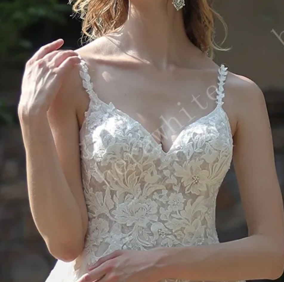 Load image into Gallery viewer, Ethereal A-Line Wedding Dress with Frosted Flower Lace

