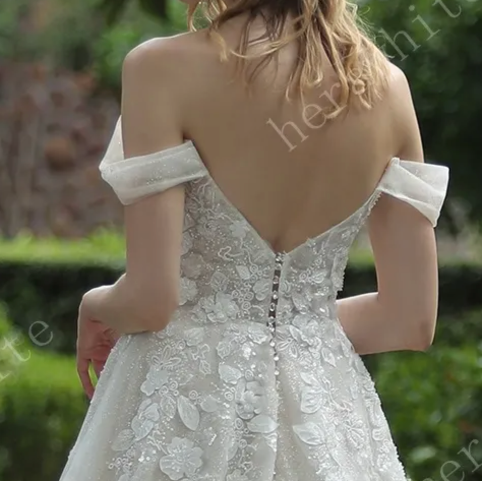 
                      
                        Elegant Floral Lace Wedding Dress with Off-Shoulder Straps
                      
                    