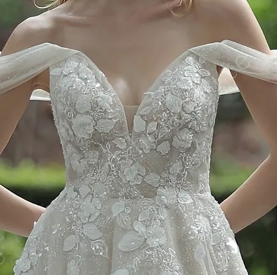 
                      
                        Elegant Floral Lace Wedding Dress with Off-Shoulder Straps
                      
                    