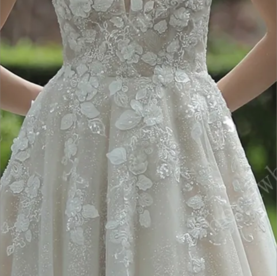 
                      
                        Elegant Floral Lace Wedding Dress with Off-Shoulder Straps
                      
                    