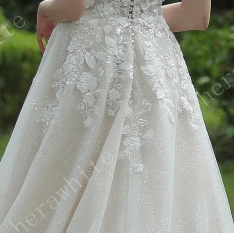 
                      
                        Elegant Floral Lace Wedding Dress with Off-Shoulder Straps
                      
                    