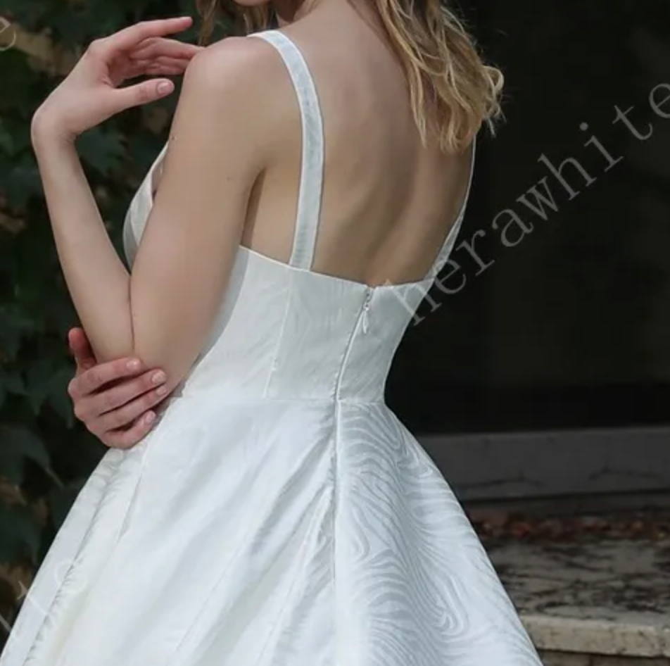 
                      
                        Minimalist Chic Modern Ballgown Wedding Dress With Shoulder Straps
                      
                    