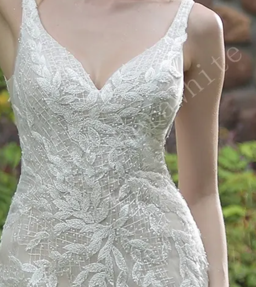 
                      
                        Stunning Mermaid Wedding Dress With Embroidered Appliqués
                      
                    