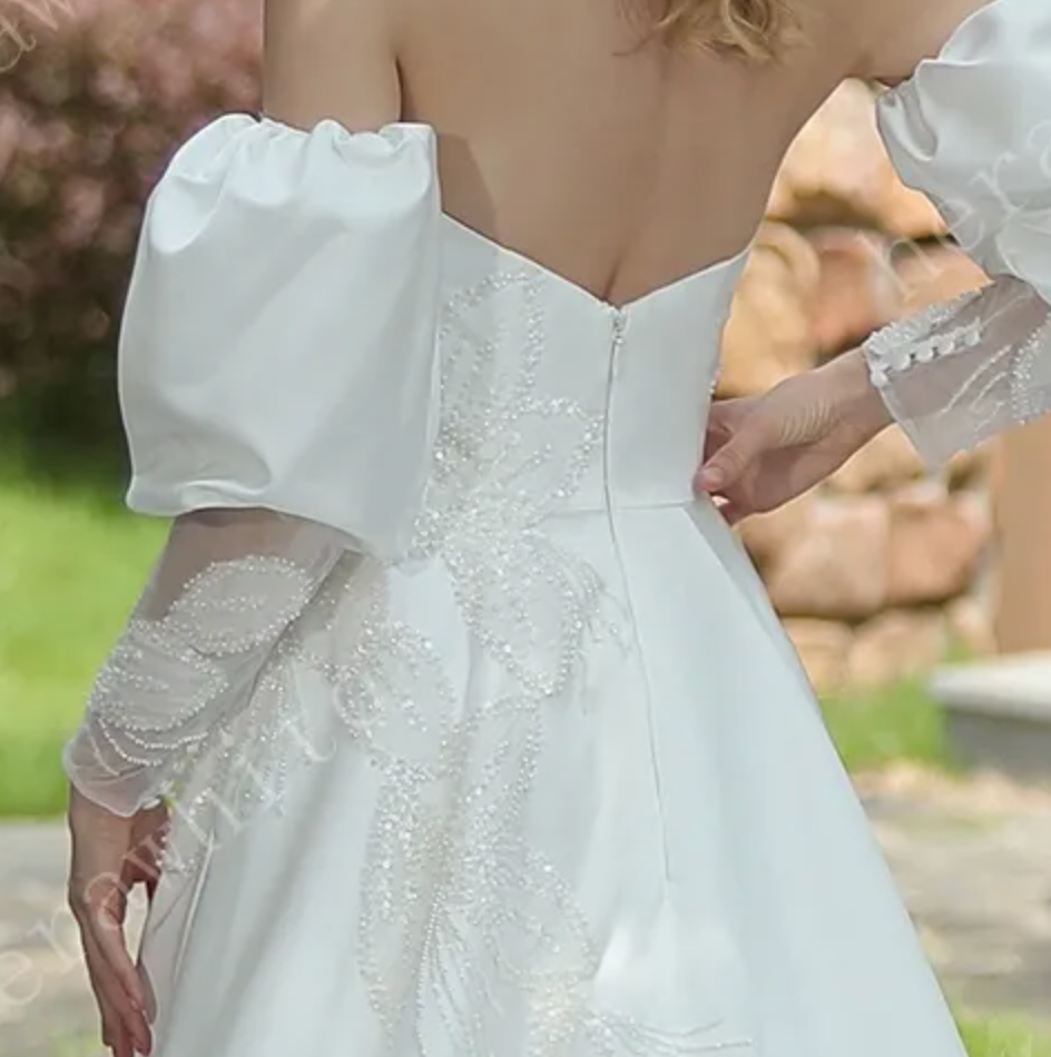 
                      
                        Classic Sweetheart Satin Wedding Dress With Detachable Pouf Sleeves
                      
                    