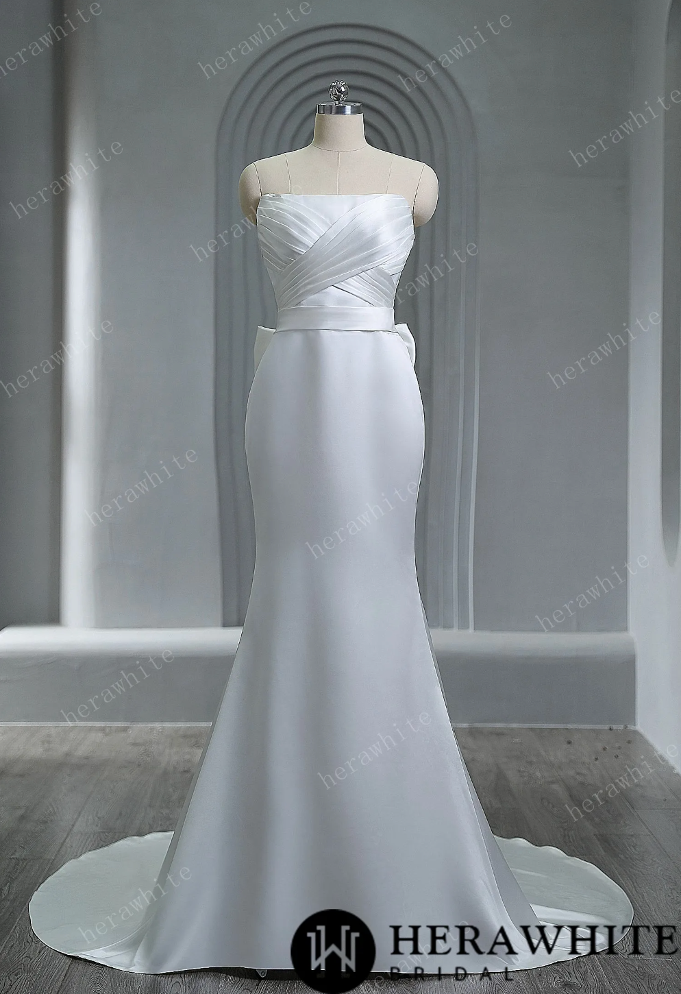 Vestido de novia sirena con escote palabra de honor y lazo