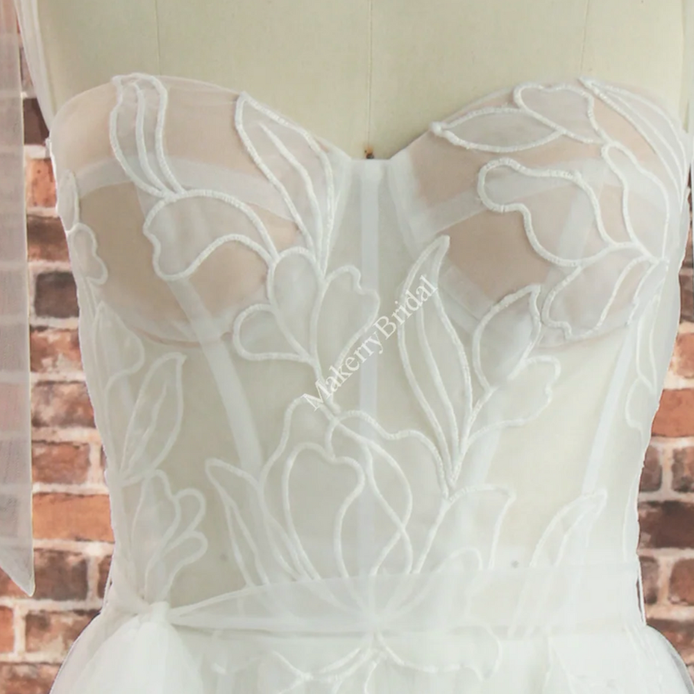 
                      
                        Dreamy Sweetheart Embroidery Lace Wedding Dress
                      
                    