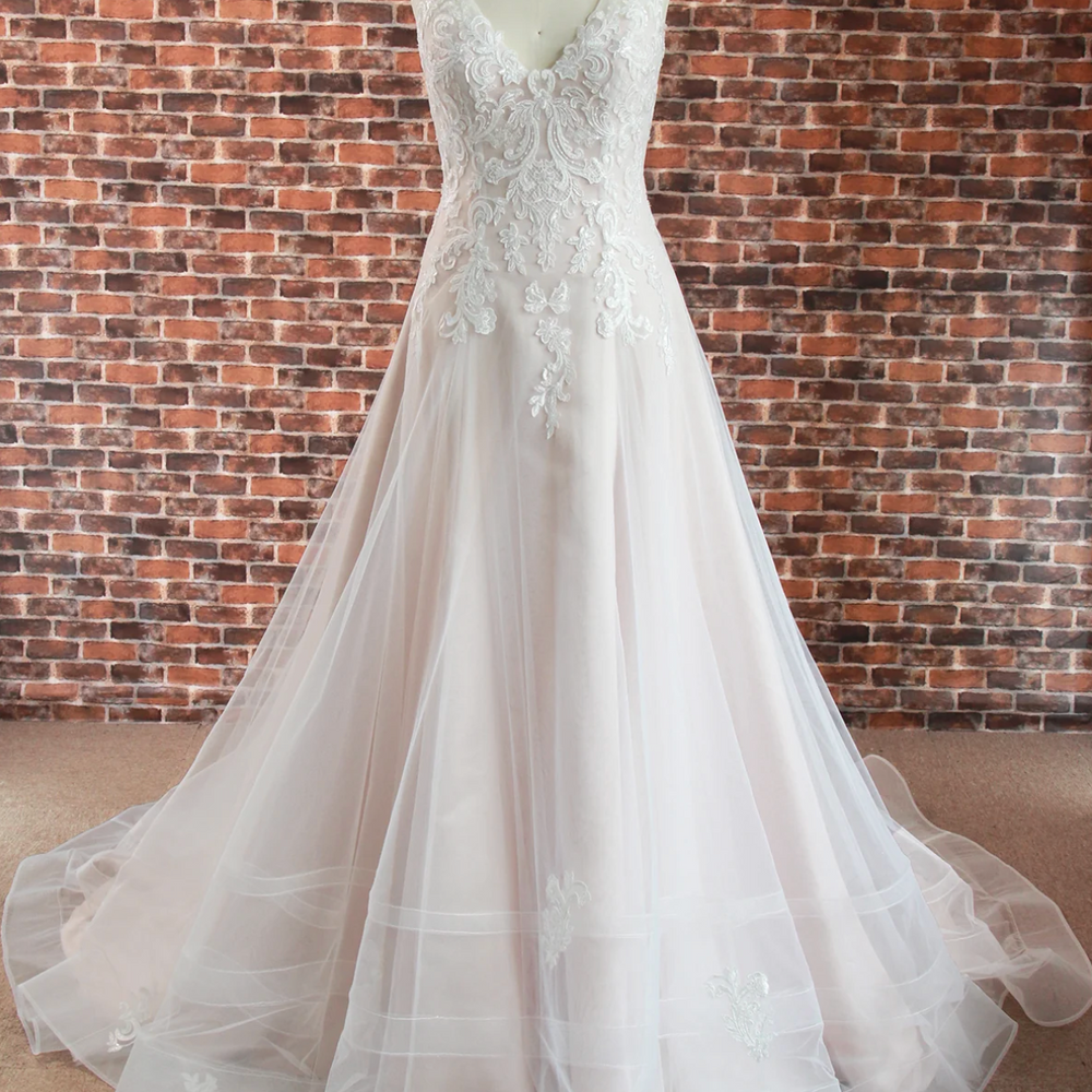 
                      
                        Ultra-Romantic V-Neck Heart-Shape Back Wedding Gown
                      
                    