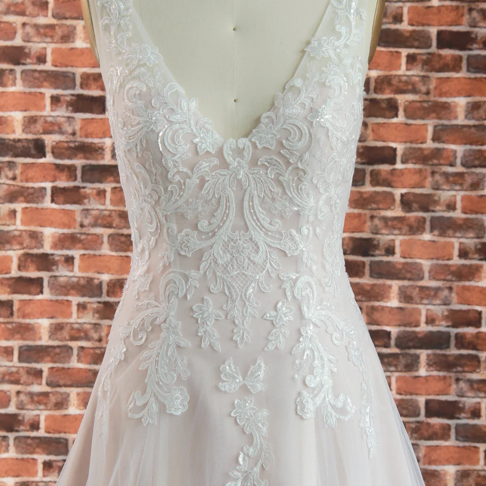 
                      
                        Ultra-Romantic V-Neck Heart-Shape Back Wedding Gown
                      
                    