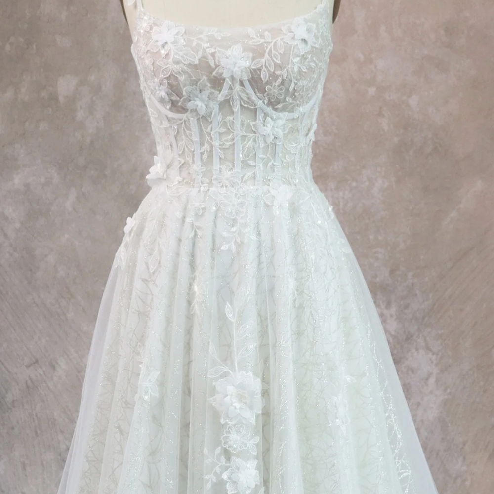 
                      
                        Romantic 3D Floral Lace Glitter Tulle Bridal Dress
                      
                    