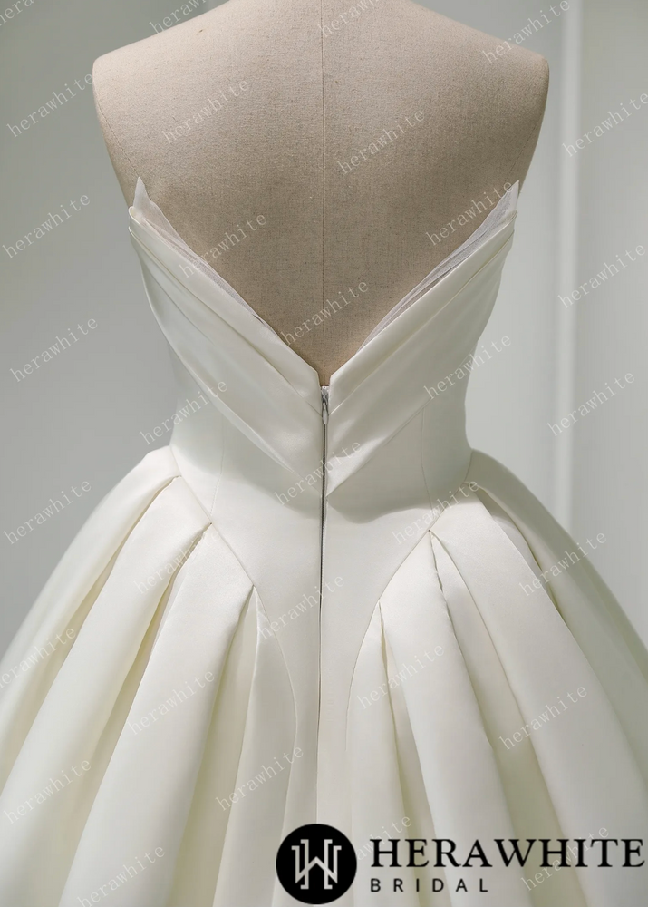 
                      
                        Luxurious Strapless Silk Ball gown Wedding Dress
                      
                    