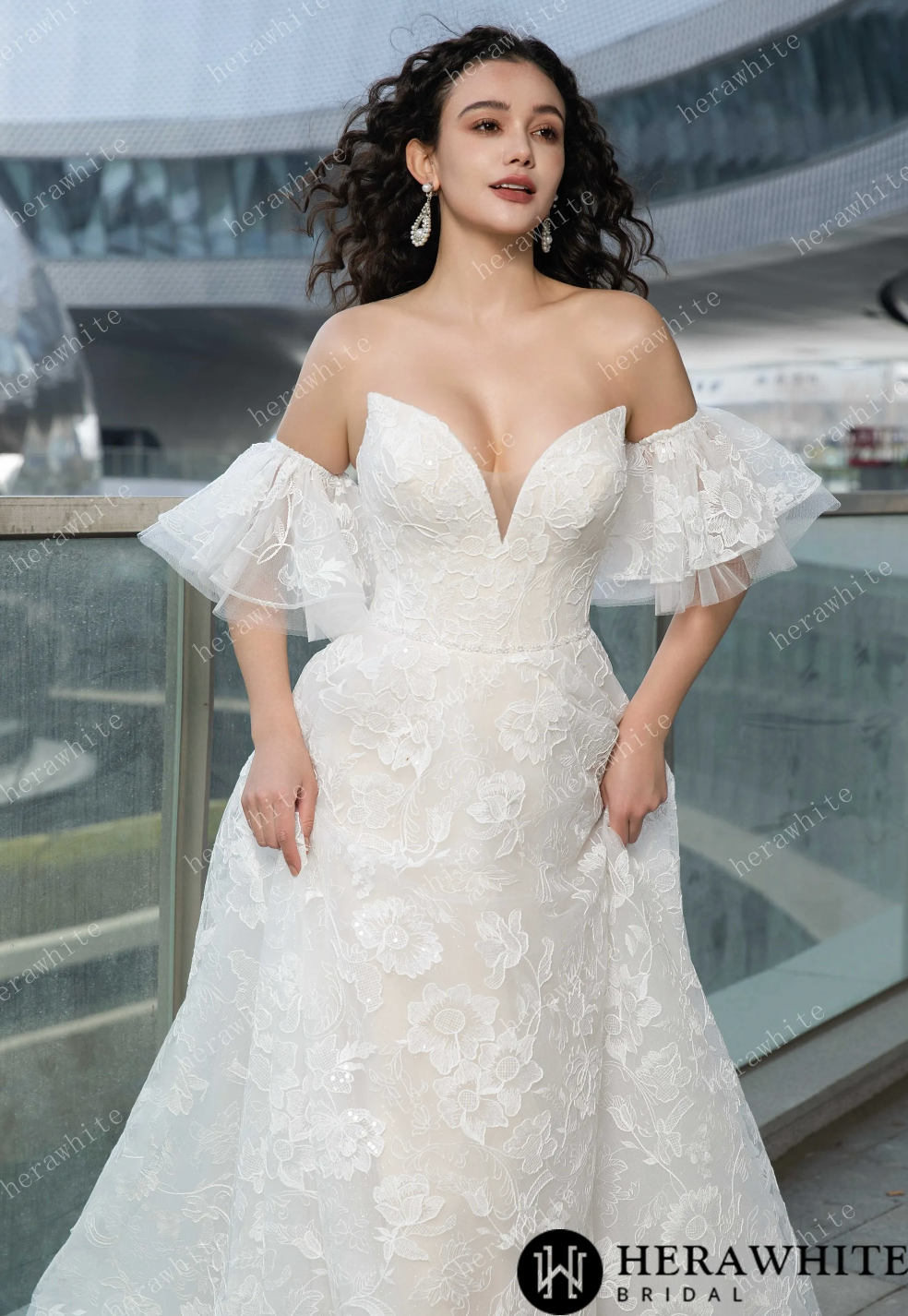 Vestido de novia de encaje con escote en V y mangas con volantes
