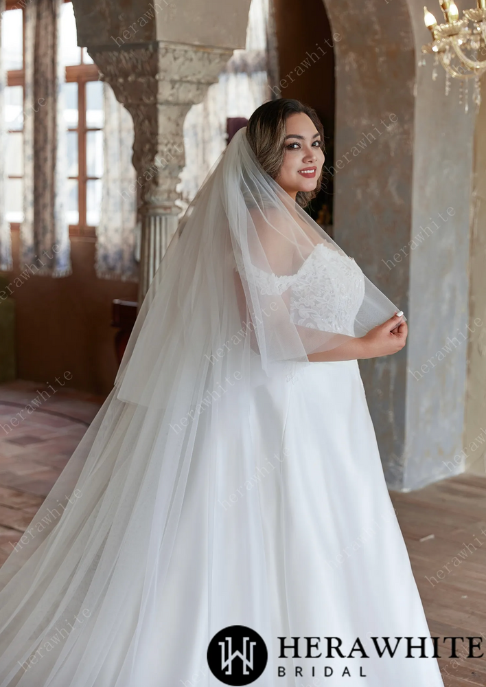 
                      
                        Romantic & Elegant Plus-Size Wedding Dress with Off-Shoulder Straps
                      
                    