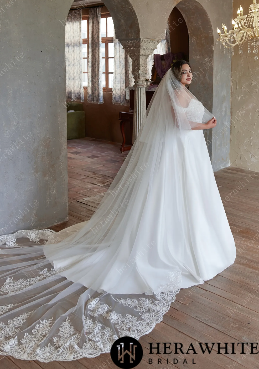 Vestido de novia moderno y glamoroso con hombros descubiertos