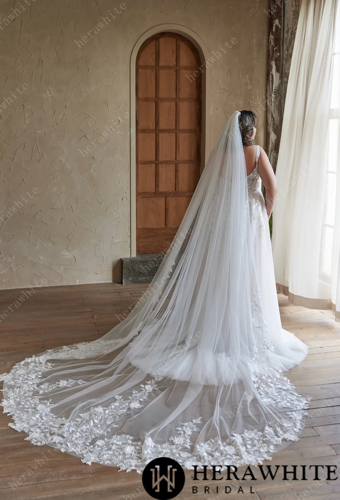 
                      
                        Exquisite Leaf Lace Tulle Wedding Dress with V Neckline
                      
                    