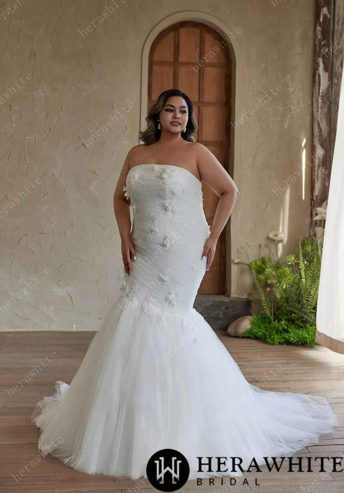
                      
                        Vestido de novia moderno y glamoroso con hombros descubiertos, abertura hasta el muslo y delicadas mangas de encaje.
                      
                    