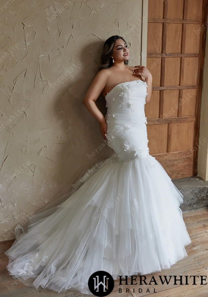 
                      
                        Vestido de novia moderno y glamoroso con hombros descubiertos, abertura hasta el muslo y delicadas mangas de encaje.
                      
                    