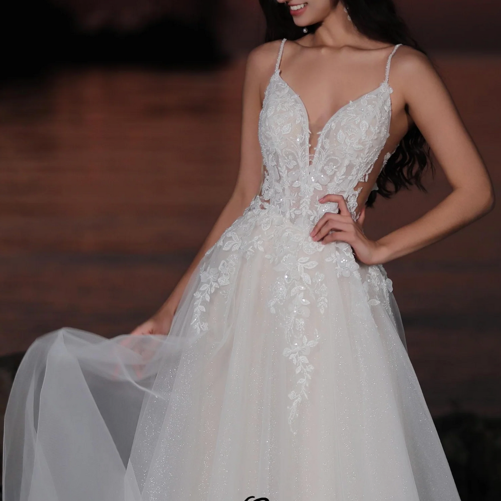 
                      
                        Glamorous Spaghetti Straps Tulle A-Line Wedding Dress
                      
                    