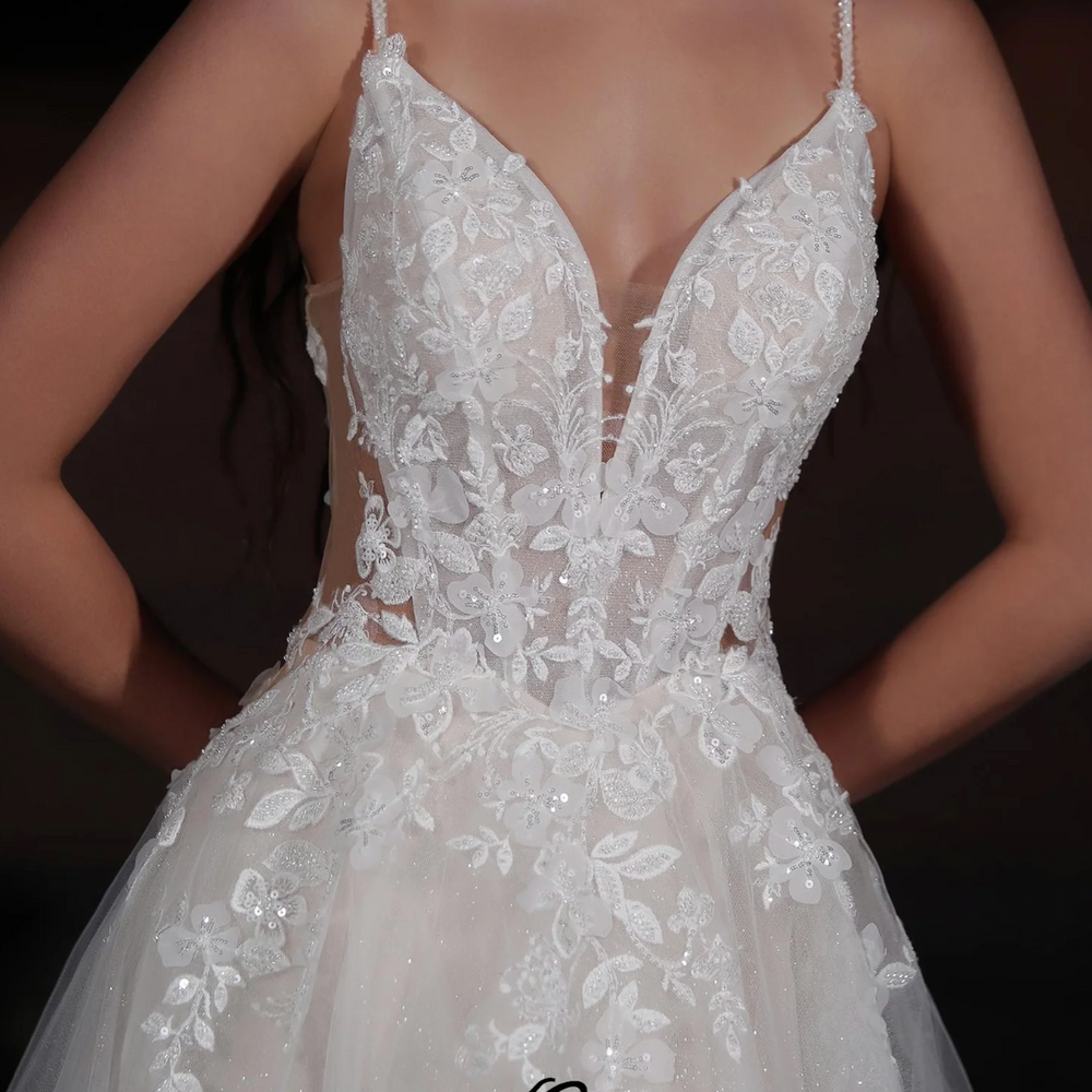 
                      
                        Glamorous Spaghetti Straps Tulle A-Line Wedding Dress
                      
                    